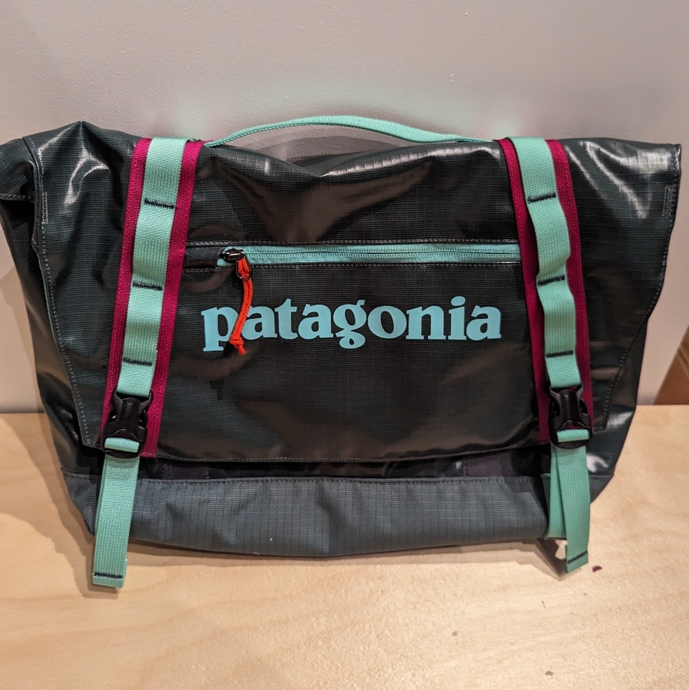 Patagonia Black Hole Messenger Bag